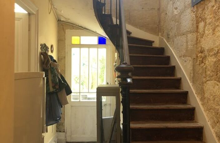 MAISON DE VILLE CENTRE PAUILLAC UN ETAGE, 3 CHAMBRES, COUR — photo 3