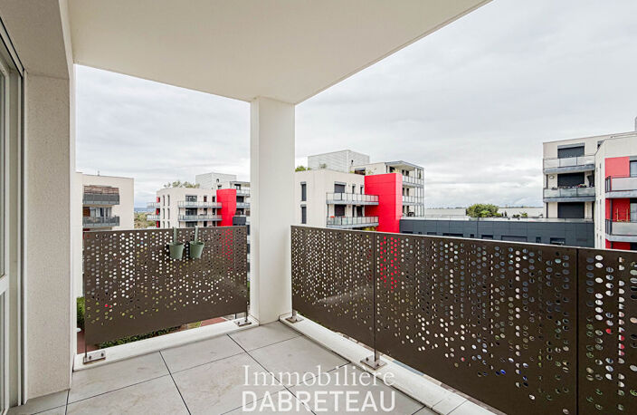Vaulx en Velin - T4 de 75m2 en dernier étage avec grand balcon — photo 2