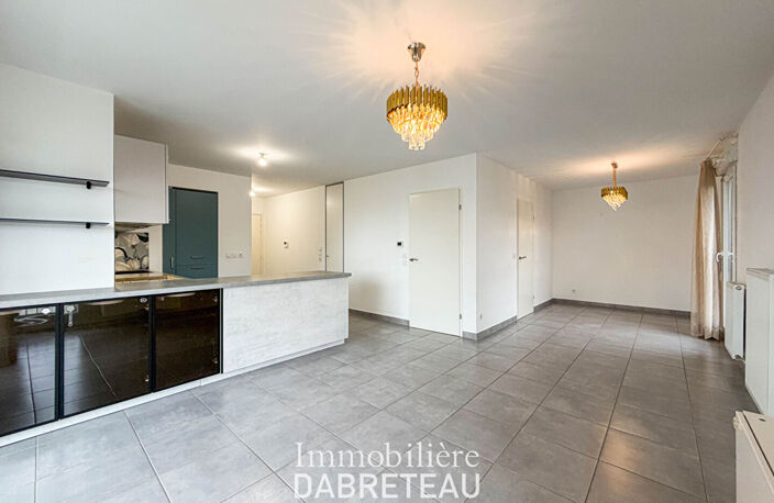 Vaulx en Velin - T4 de 75m2 en dernier étage avec grand balcon — photo 3