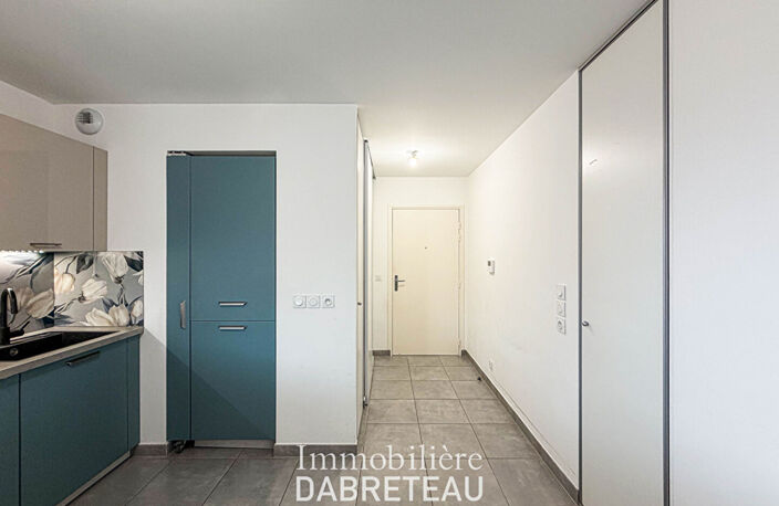 Vaulx en Velin - T4 de 75m2 en dernier étage avec grand balcon — photo 5