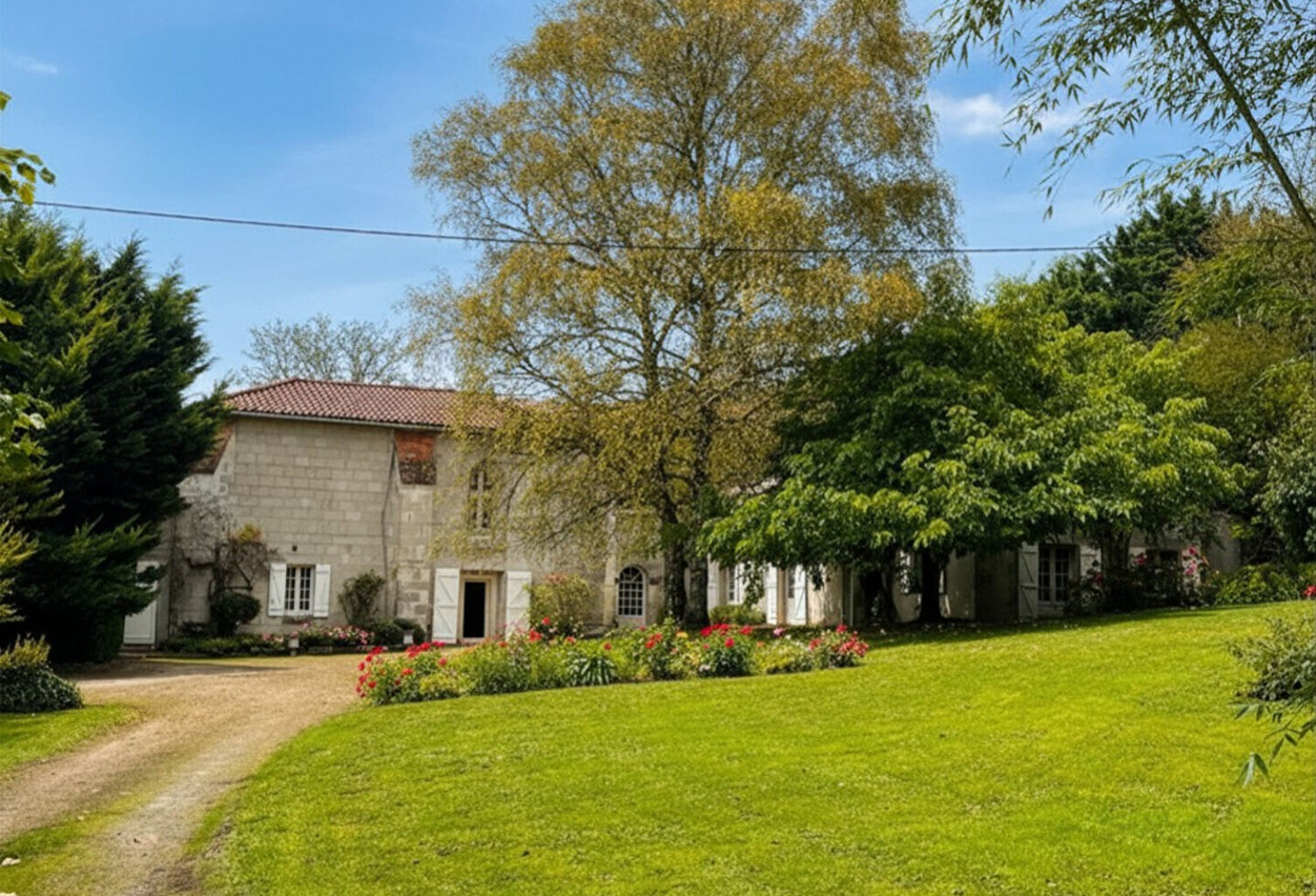 PETITE PROPRIETE ATYPIQUE AVEC CHAPELLE - PISCINE — photo 1