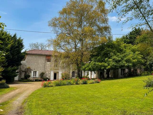 PETITE PROPRIETE ATYPIQUE AVEC CHAPELLE - PISCINE — photo du bien