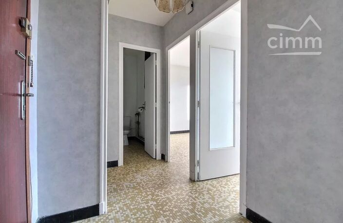 A VENDRE - T2 avec balcon, cave et ascenseur — photo 4