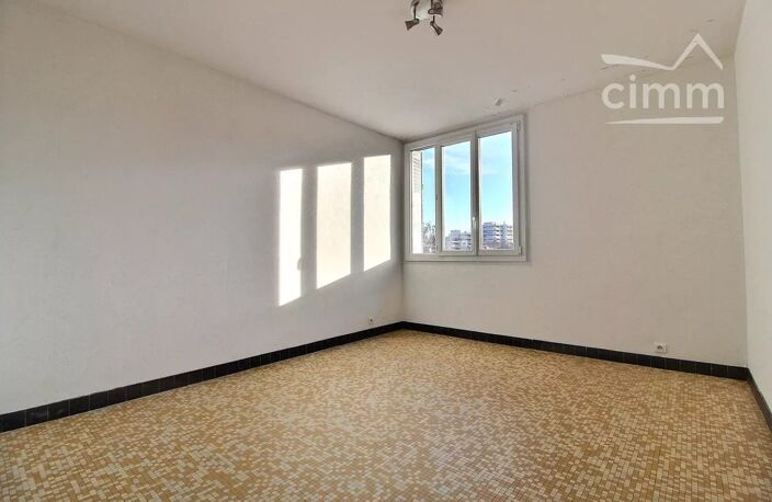 A VENDRE - T2 avec balcon, cave et ascenseur — photo 5