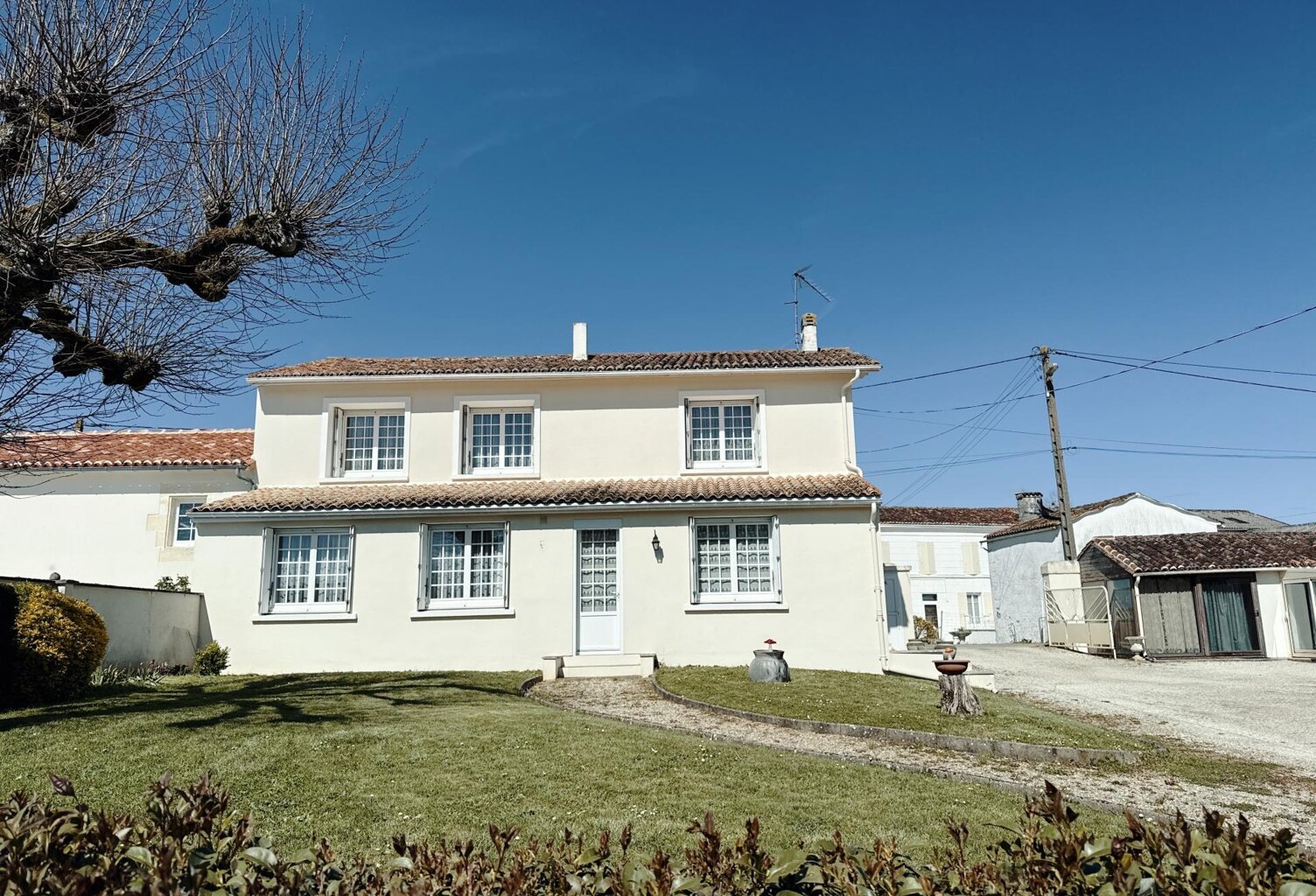 Maison à étage avec dépendances- Asnieres la Giraud — photo 1