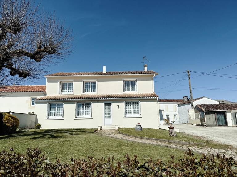 Maison à étage avec dépendances- Asnieres la Giraud — photo 1