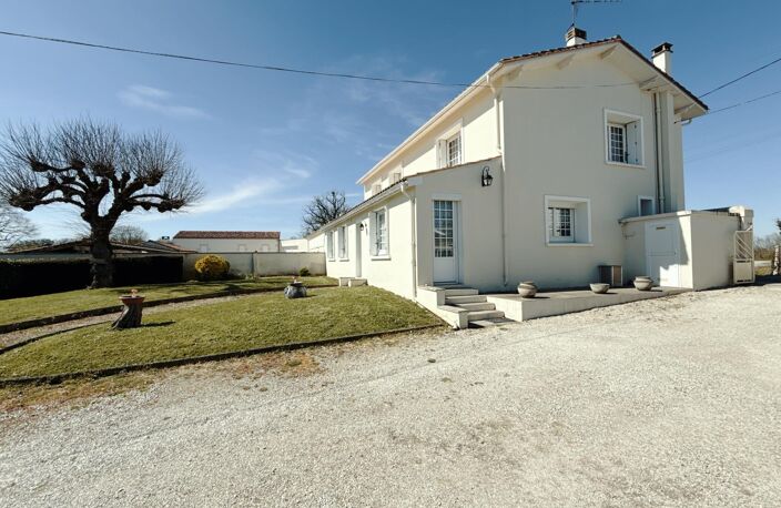 Maison à étage avec dépendances- Asnieres la Giraud — photo 2