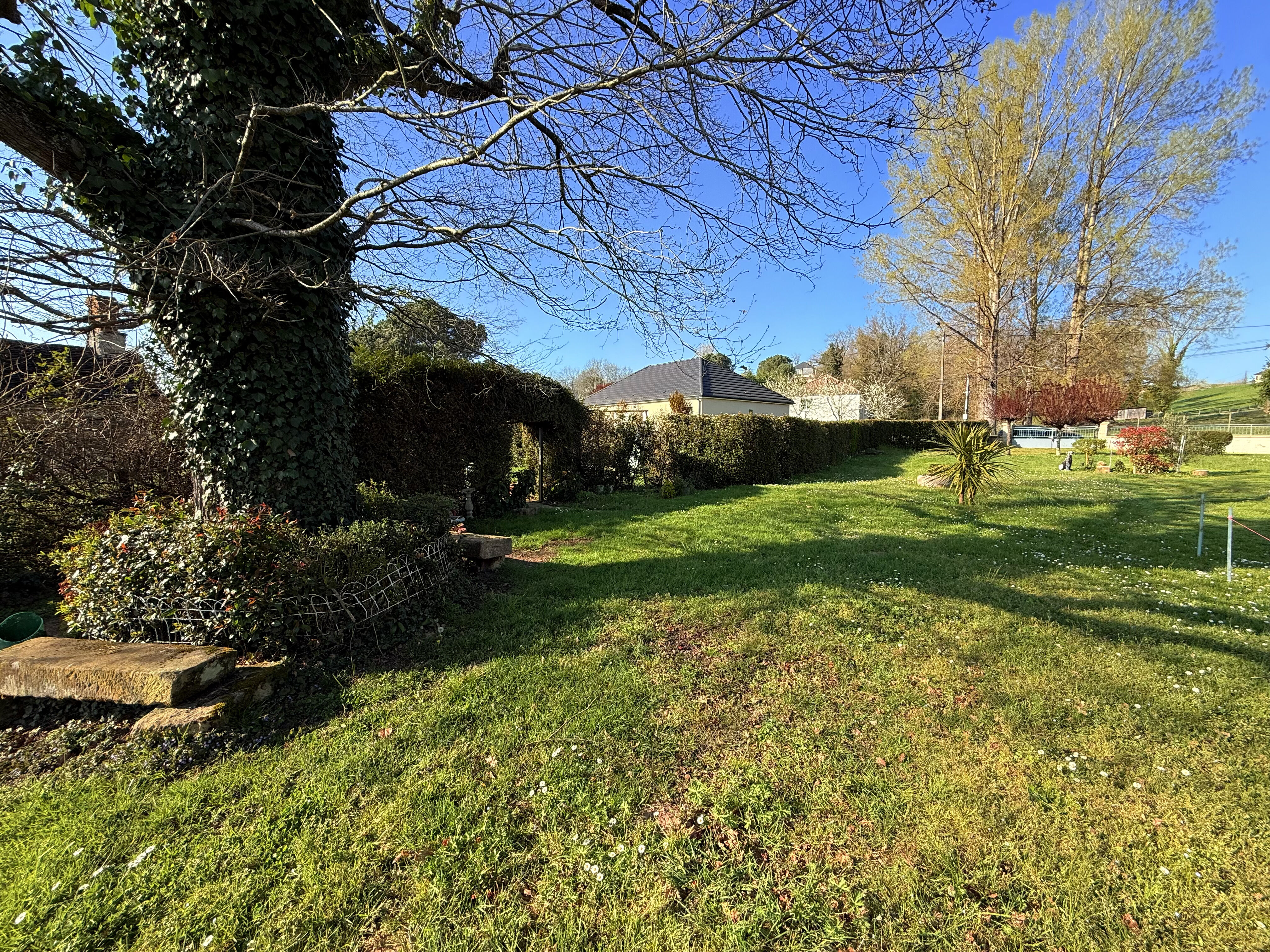 Terrain constructible 1150 m² avec bâtis en pierre – Saint-Pantaléon-de-Larche