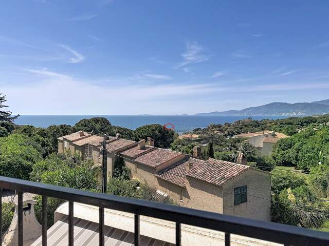 Porticcio T2 vue mer, meublé et plage à pied — photo du bien