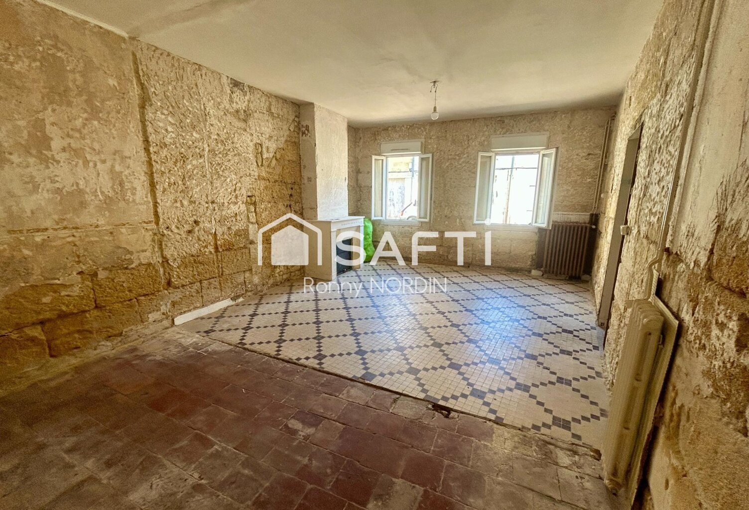 Maison en pierre à rénover, idéalement située au cœur de Castillon, avec jardin et beau potentiel d'aménagement. — photo 1