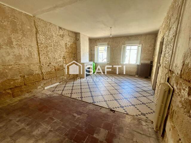 Maison en pierre à rénover, idéalement située au cœur de Castillon, avec jardin et beau potentiel d'aménagement. — photo du bien