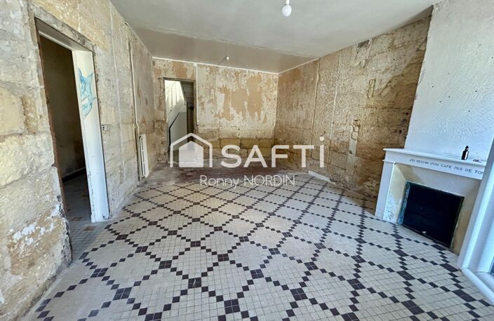 Maison en pierre à rénover, idéalement située au cœur de Castillon, avec jardin et beau potentiel d'aménagement. — photo 3