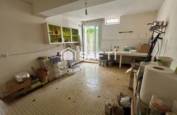 Maison en pierre à rénover, idéalement située au cœur de Castillon, avec jardin et beau potentiel d'aménagement. — photo 4