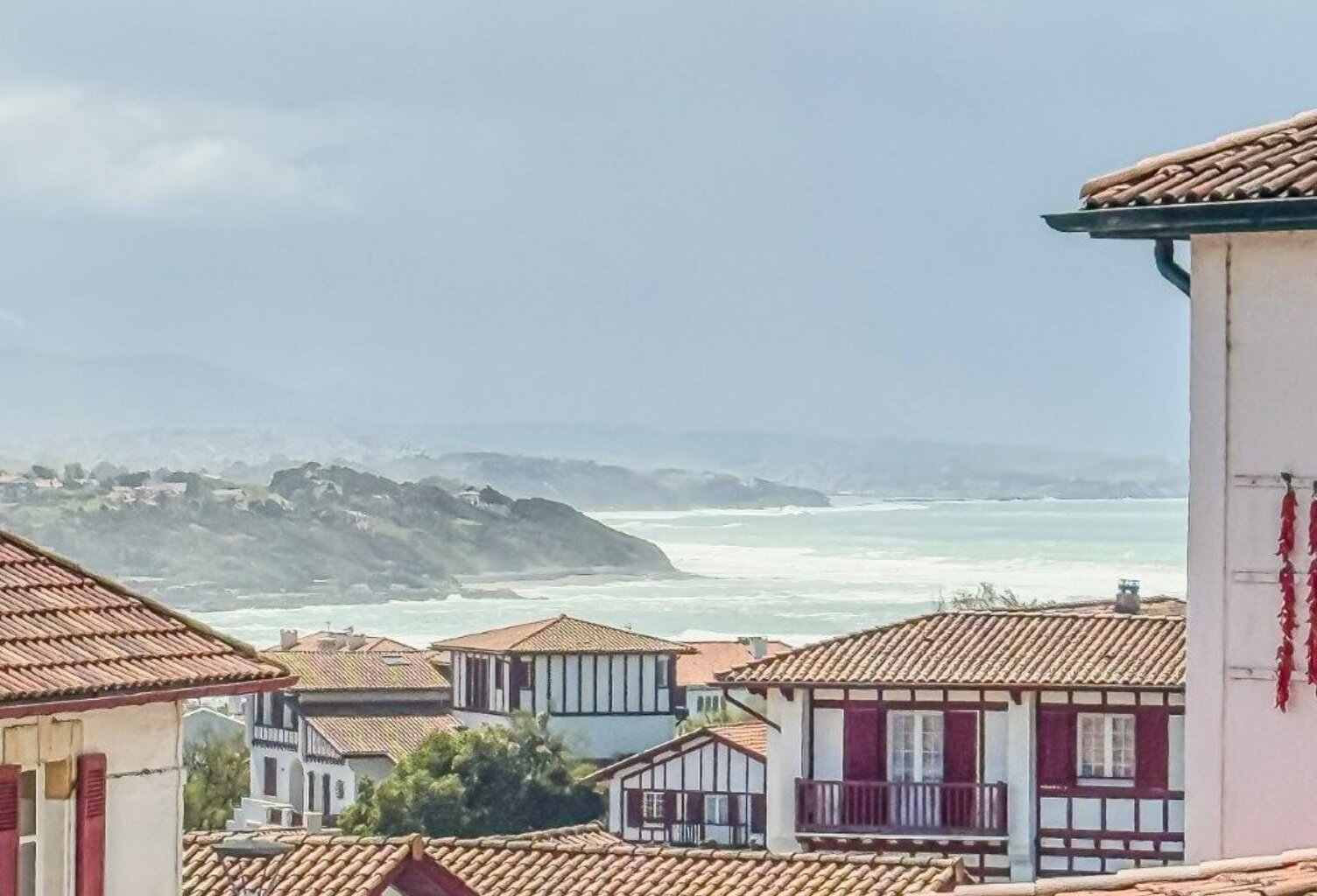  PLEIN CŒUR DE BIDART APPARTEMENT LUMINEUX A RENOVER PROCHE PLAGE / APERÇU OCÉAN — photo 1