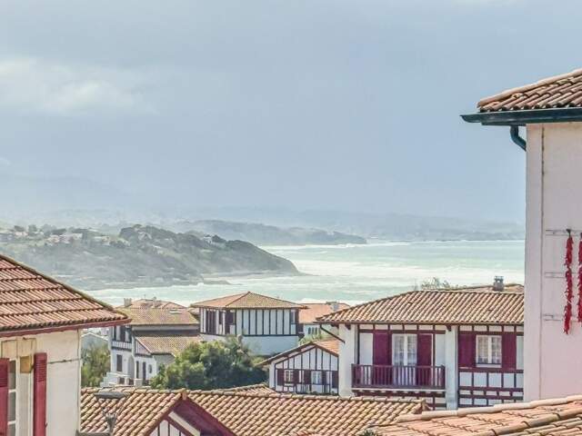 PLEIN CŒUR DE BIDART APPARTEMENT LUMINEUX A RENOVER PROCHE PLAGE / APERÇU OCÉAN — photo du bien