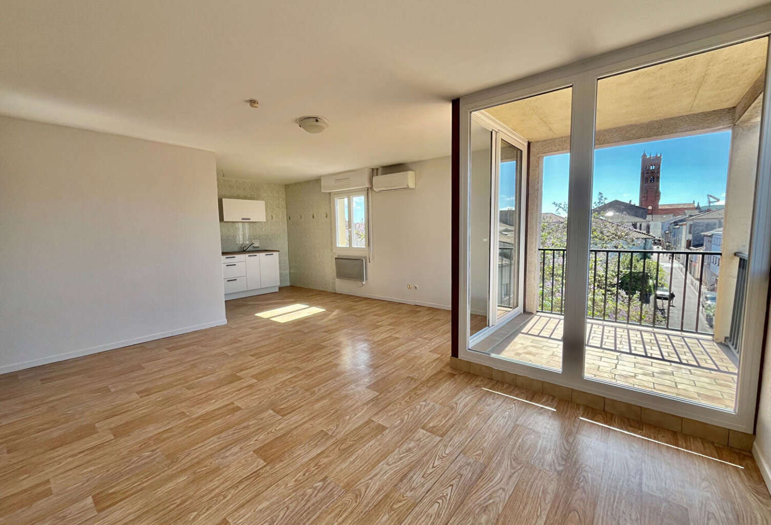 Situé au coeur du centre-ville de Villeneuve-sur-Lot, appartement de type 3 de 71,34 m² avec deux terrasses, au 3ème étage sans ascenseur. Il comprend une belle pièce de vie lumineuse de 29,48 m² avec une cuisine équipée ouverte donnant sur une terrasse, — photo 1
