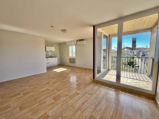 Situé au coeur du centre-ville de Villeneuve-sur-Lot, appartement de type 3 de 71,34 m² avec deux terrasses, au 3ème étage sans ascenseur. Il comprend une belle pièce de vie lumineuse de 29,48 m² avec une cuisine équipée ouverte donnant sur une terrasse, — photo du bien