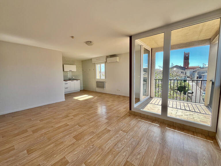 Situé au coeur du centre-ville de Villeneuve-sur-Lot, appartement de type 3 de 71,34 m² avec deux terrasses, au 3ème étage sans ascenseur. Il comprend une belle pièce de vie lumineuse de 29,48 m² avec une cuisine équipée ouverte donnant sur une terrasse, — photo 1
