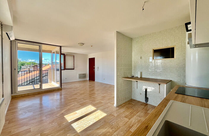 Situé au coeur du centre-ville de Villeneuve-sur-Lot, appartement de type 3 de 71,34 m² avec deux terrasses, au 3ème étage sans ascenseur. Il comprend une belle pièce de vie lumineuse de 29,48 m² avec une cuisine équipée ouverte donnant sur une terrasse, — photo 2