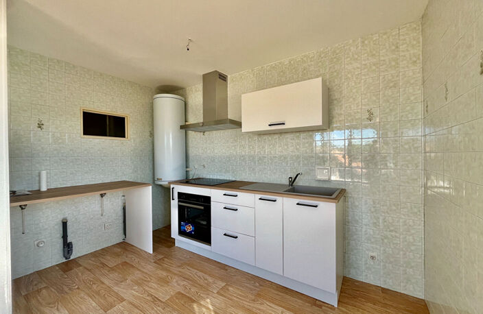 Situé au coeur du centre-ville de Villeneuve-sur-Lot, appartement de type 3 de 71,34 m² avec deux terrasses, au 3ème étage sans ascenseur. Il comprend une belle pièce de vie lumineuse de 29,48 m² avec une cuisine équipée ouverte donnant sur une terrasse, — photo 3