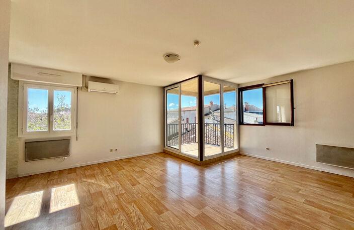 Situé au coeur du centre-ville de Villeneuve-sur-Lot, appartement de type 3 de 71,34 m² avec deux terrasses, au 3ème étage sans ascenseur. Il comprend une belle pièce de vie lumineuse de 29,48 m² avec une cuisine équipée ouverte donnant sur une terrasse, — photo 4