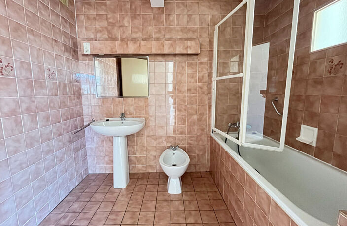 Situé au coeur du centre-ville de Villeneuve-sur-Lot, appartement de type 3 de 71,34 m² avec deux terrasses, au 3ème étage sans ascenseur. Il comprend une belle pièce de vie lumineuse de 29,48 m² avec une cuisine équipée ouverte donnant sur une terrasse, — photo 5