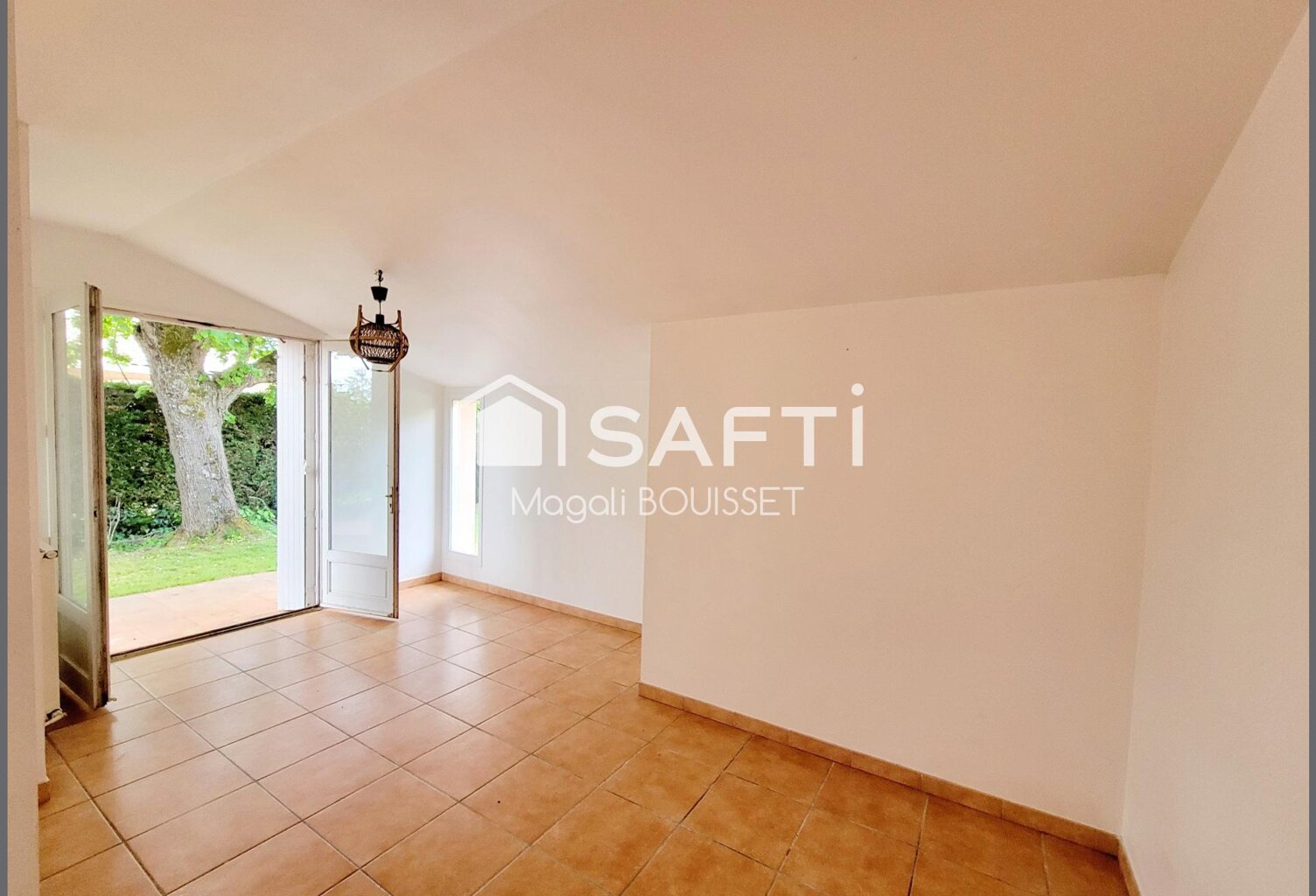 Maison T5 de 125m², Trois chambres et dont deux chambres et salle d'eau en rez de chaussée, un bureau, une terrasse, deux abris jardin, une piscine, terrain 1115m², idéale pour une famille. Des devis sont disponibles. — photo 1