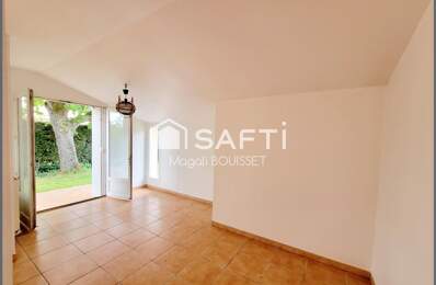 Maison T5 de 125m², Trois chambres et dont deux chambres et salle d'eau en rez de chaussée, un bureau, une terrasse, deux abris jardin, une piscine, terrain 1115m², idéale pour une famille. Des devis sont disponibles. — photo du bien