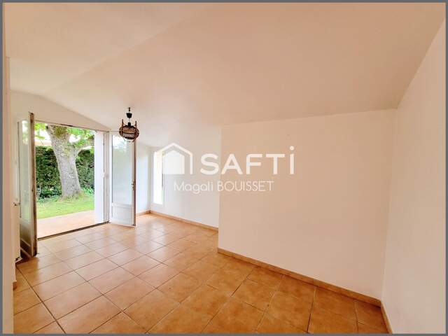 Maison T5 de 125m², Trois chambres et dont deux chambres et salle d'eau en rez de chaussée, un bureau, une terrasse, deux abris jardin, une piscine, terrain 1115m², idéale pour une famille. Des devis sont disponibles. — photo du bien