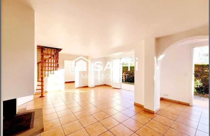 Maison T5 de 125m², Trois chambres et dont deux chambres et salle d'eau en rez de chaussée, un bureau, une terrasse, deux abris jardin, une piscine, terrain 1115m², idéale pour une famille. Des devis sont disponibles. — photo 4
