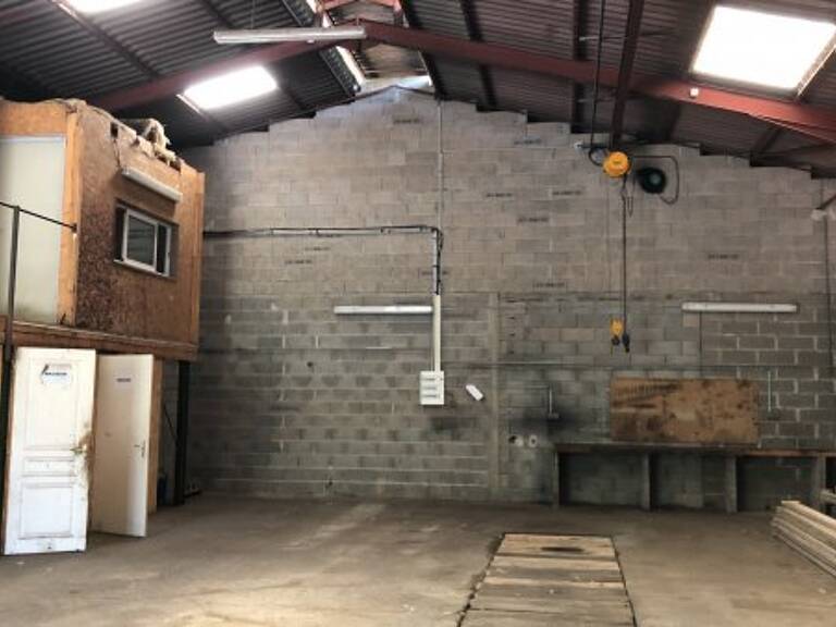 Entrepot à louer — photo 1
