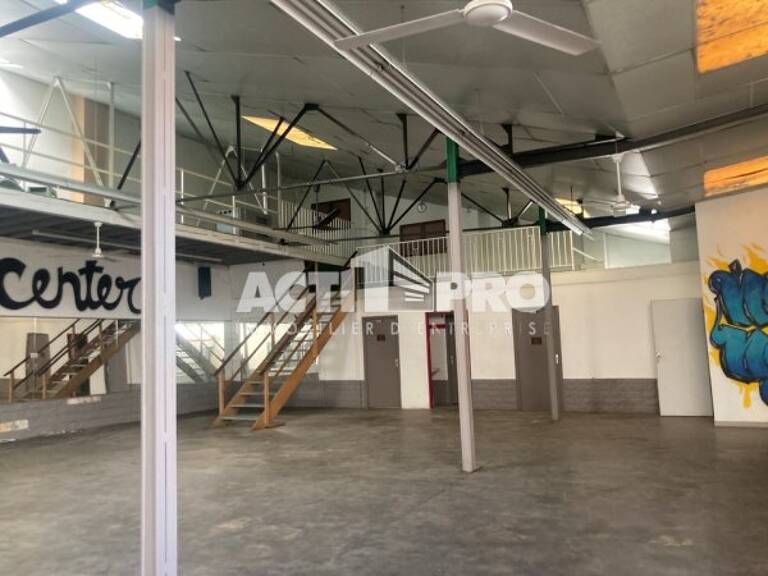 Entrepot à vendre — photo 1