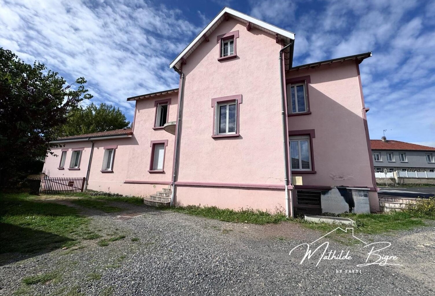 À découvrir à CHARBONNIER ensemble immobilier locatif — photo 1