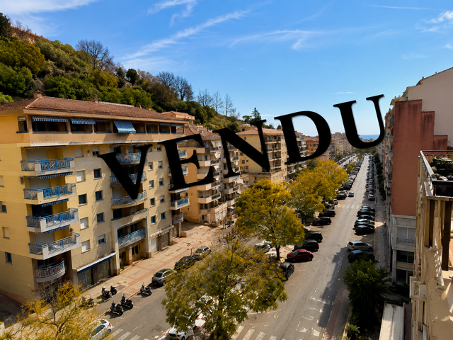 Menton spacieux 2 pièces traversant de 47m2 avec terrasse et — photo du bien