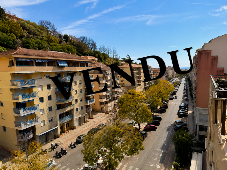 Menton spacieux 2 pièces traversant de 47m2 avec terrasse et — photo 1