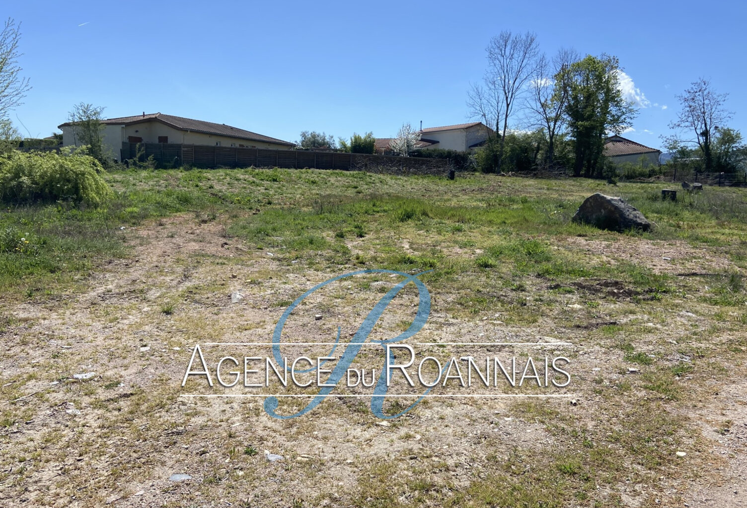 Terrain constructible d'environ 665 m2 à OUCHES — photo 1