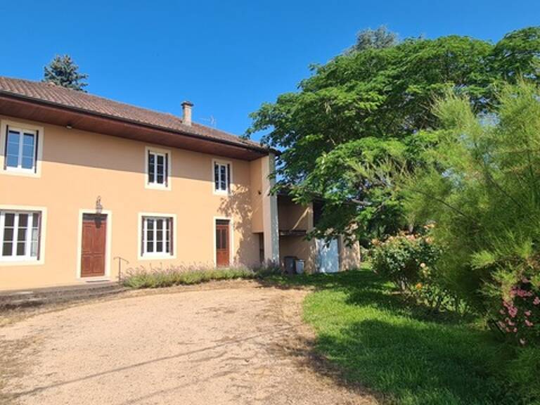 En exclusivité – Maison avec fort potentiel sur grand terrain — photo 1