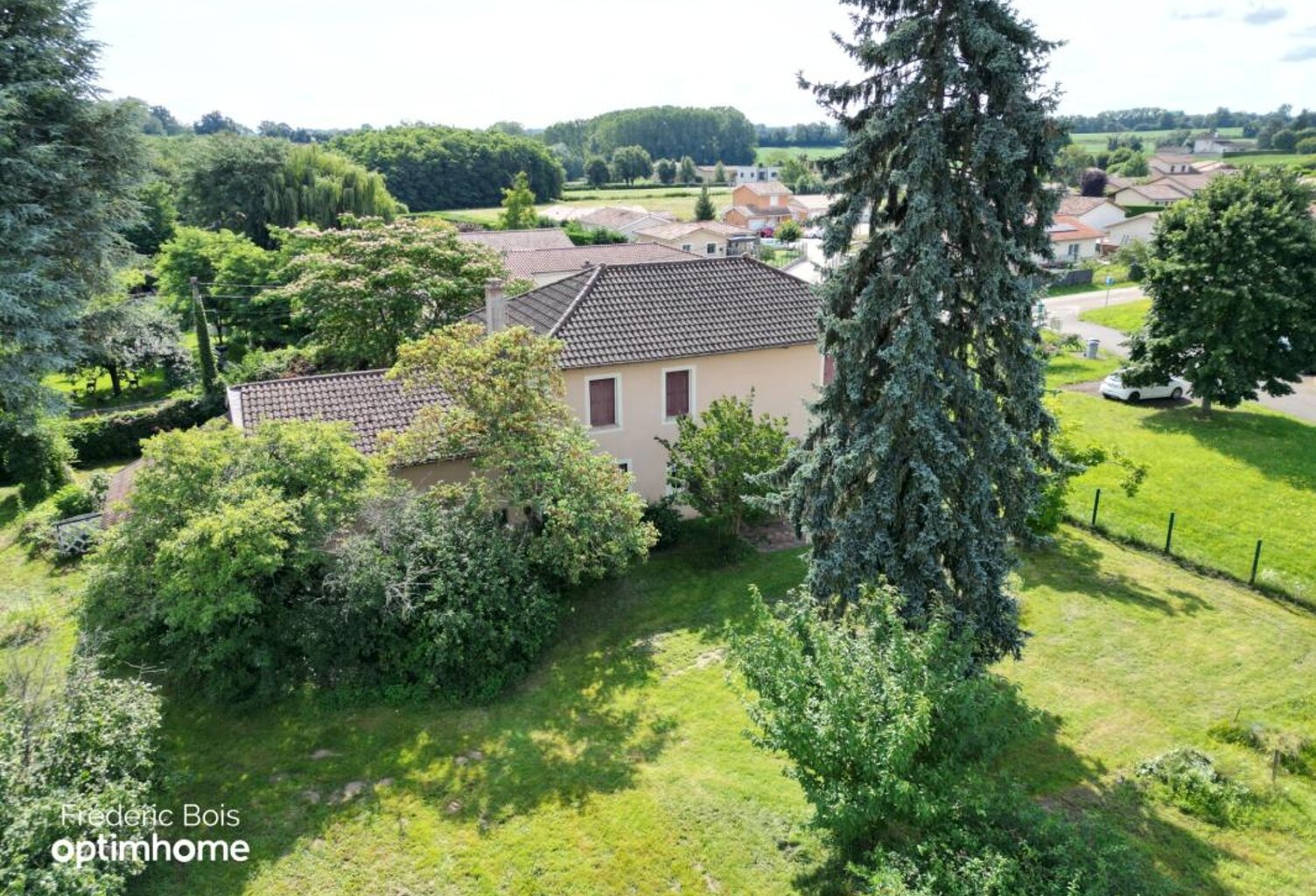 En exclusivité – Maison de caractère avec grand terrain et potentiel d’évolution — photo 1