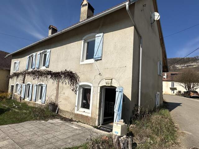 Maison individuelle de village - 11  pièces - 232 m2 - Proche PONT-DE-ROIDE — photo du bien