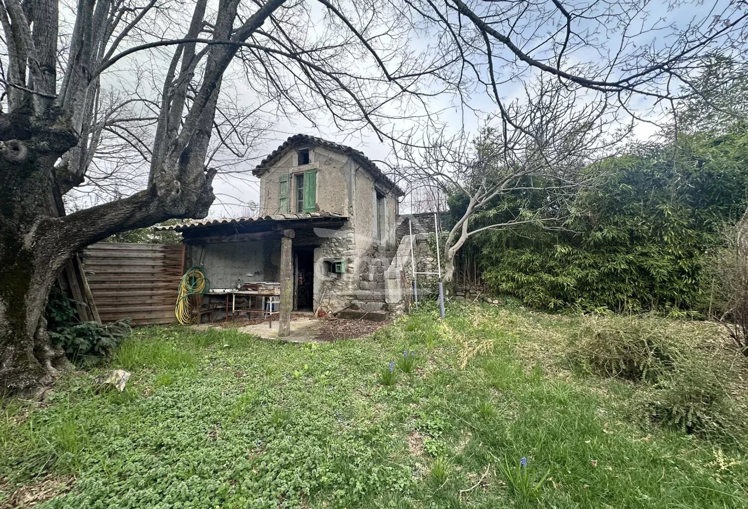 Terrain constructible plat d’environ 1 350 m² — photo 1