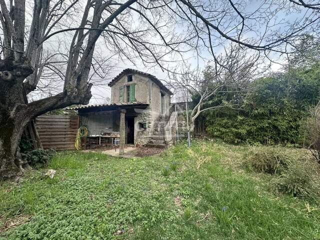 Terrain constructible plat d’environ 1 350 m² — photo du bien