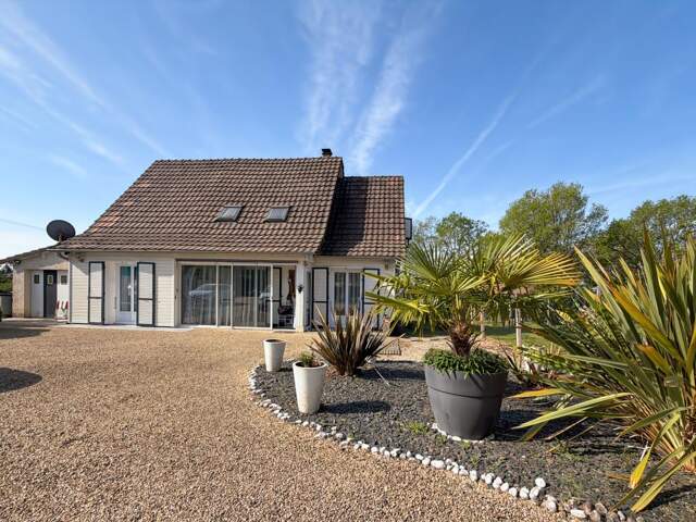   Ensemble immobilier avec maison périgourdine et deux gîtes – Vue panoramique – Terrain 4 091 m²   — photo du bien