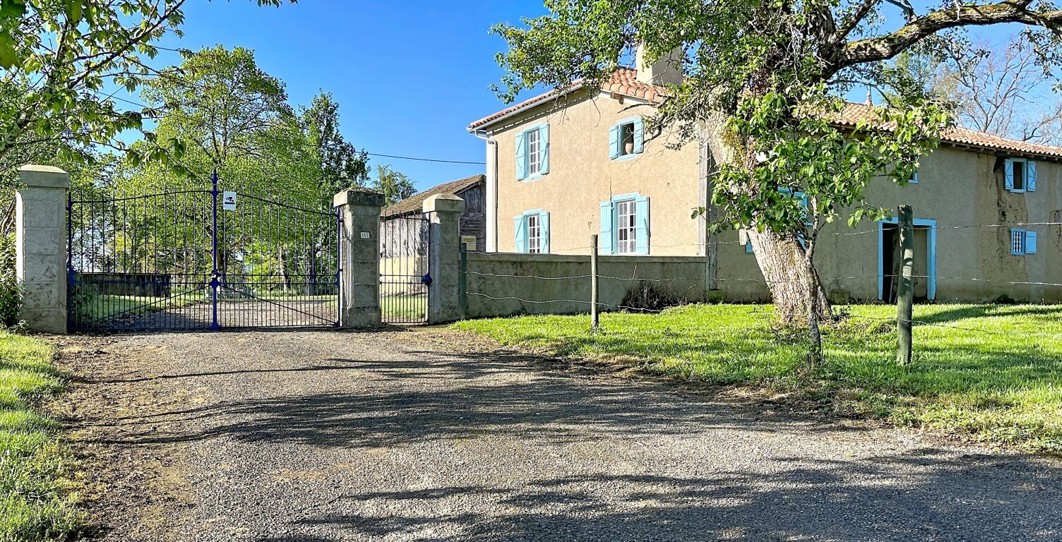 Maison Gasconne et plusieurs dépendances, vue Pyrénées — photo 1