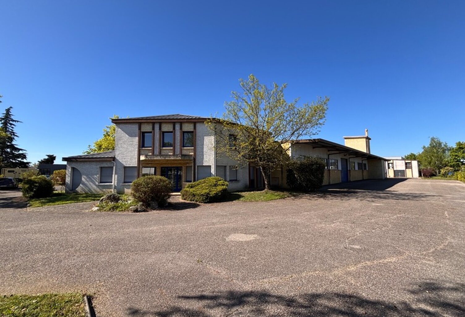 BÂTIMENT D’ACTIVITÉ INDÉPENDANT À VENDRE – 1 991 m² – TERRAIN 4 500 m² – ACCÈS A89 IMMÉDIAT – Lentilly — photo 1