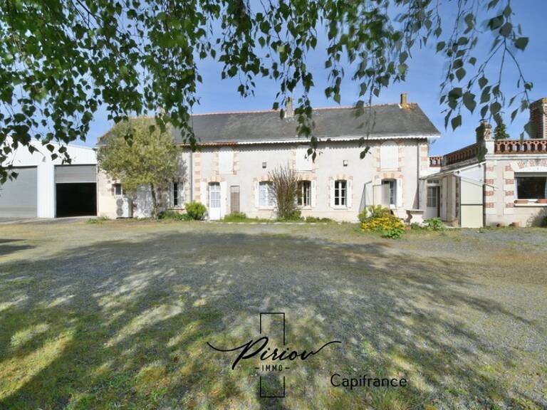 Maison 4/5 chambres - deux espaces - 2 grands hangars — photo 1