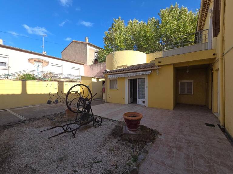 Bessan centre – Ensemble immobilier de 3 logements avec garage, cour et grenier — photo 1