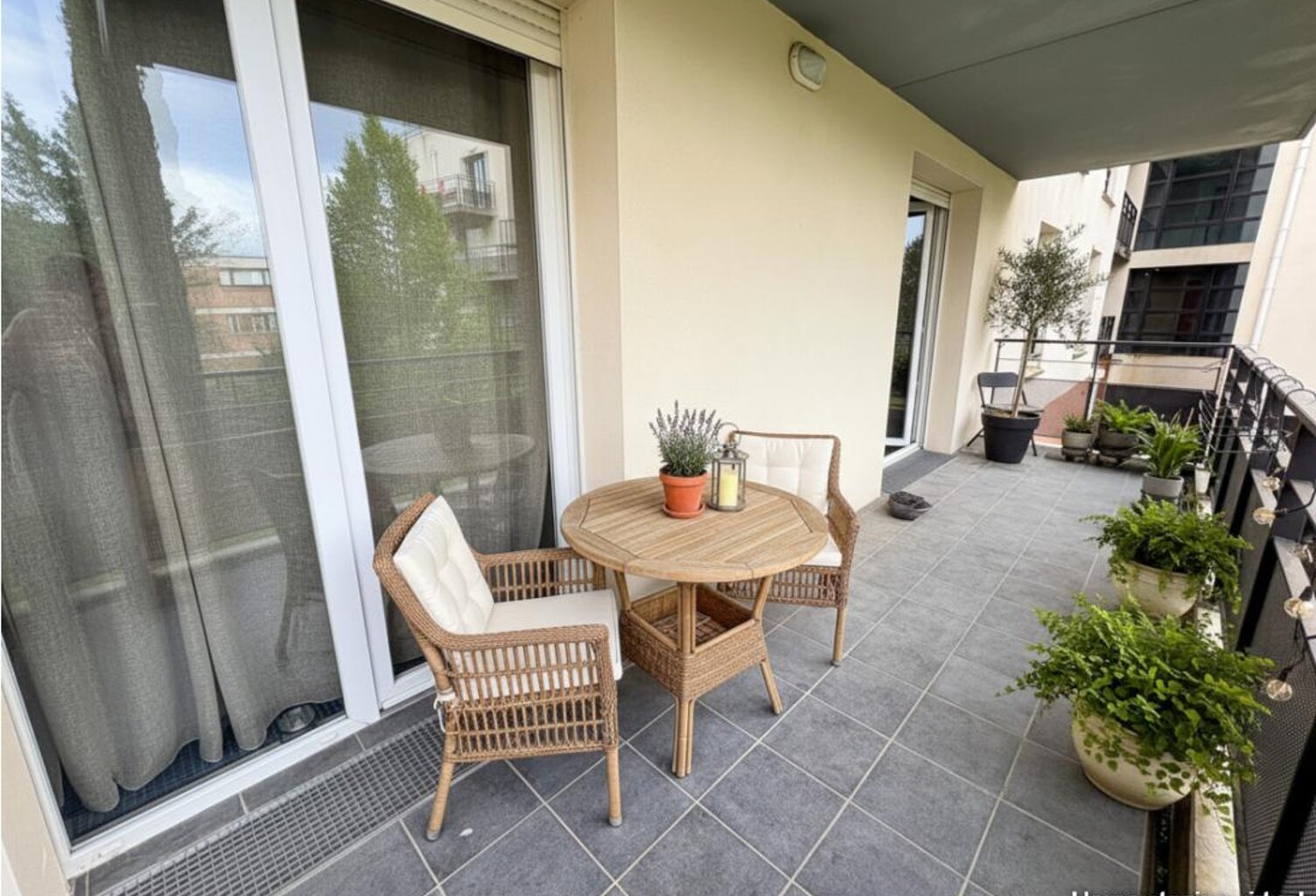 T2 50 m² rénové, balcon 13 m², parking  Résidence sécurisée — photo 1