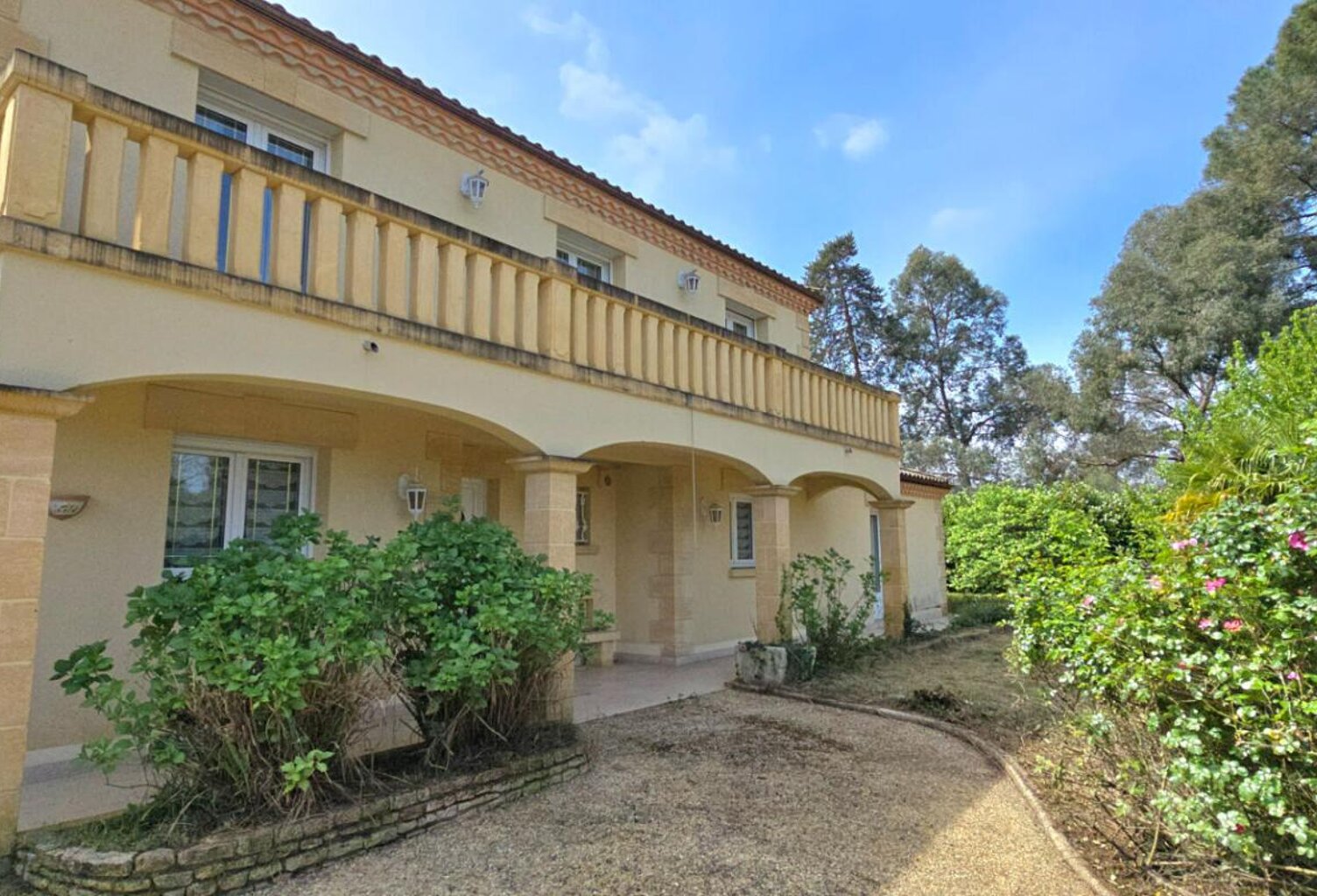 Maison individuelle de standing, avec piscine et double garage — photo 1