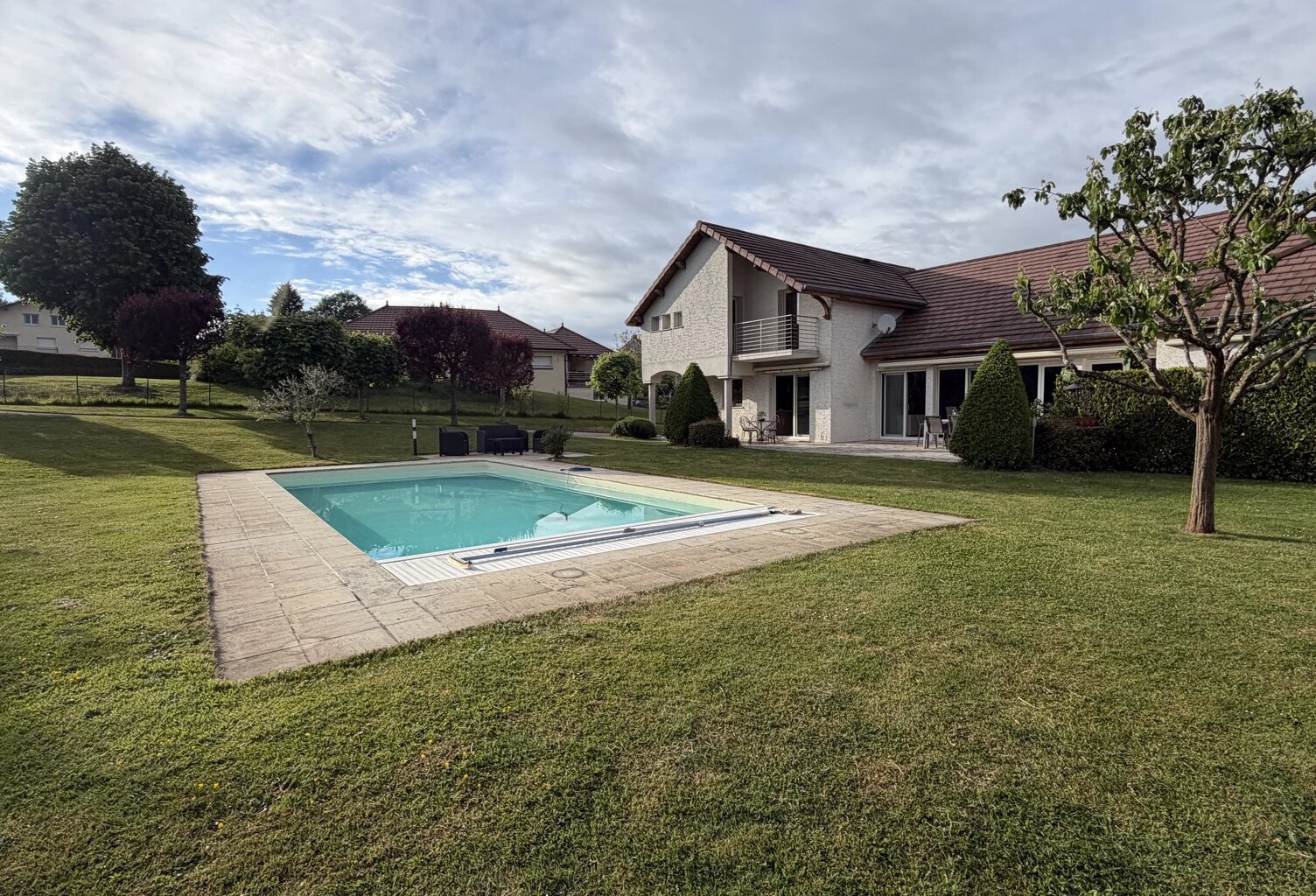 A 15 MN DE BESANÇON - VILLA DE STANDING DE 270 M² AVEC PISCINE — photo 1