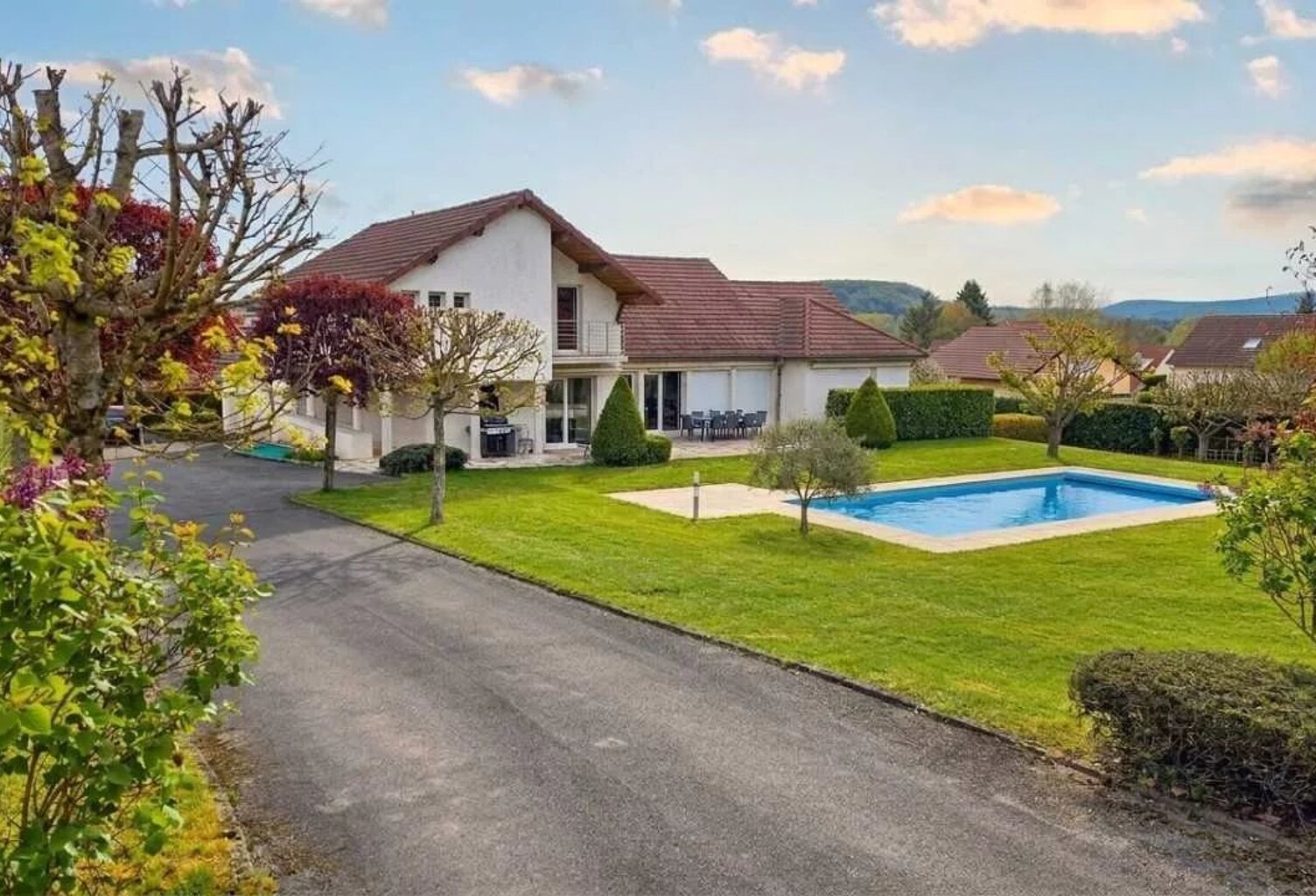 A PROXIMITE DE GENEUILLE - TRES BELLE VILLA DE STANDING DE 270 M² AVEC PISCINE — photo 1